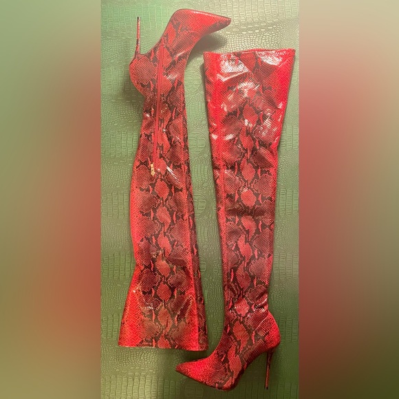 Over-the-knee thigh-high boots in red snakeskin with stretch and stiletto heel - Picture 2 of 5